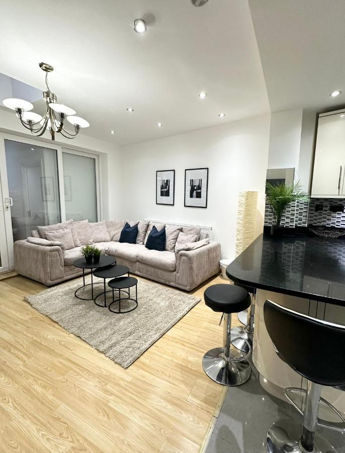 London Charm - Comfortable Room In Spacious House Exterior photo