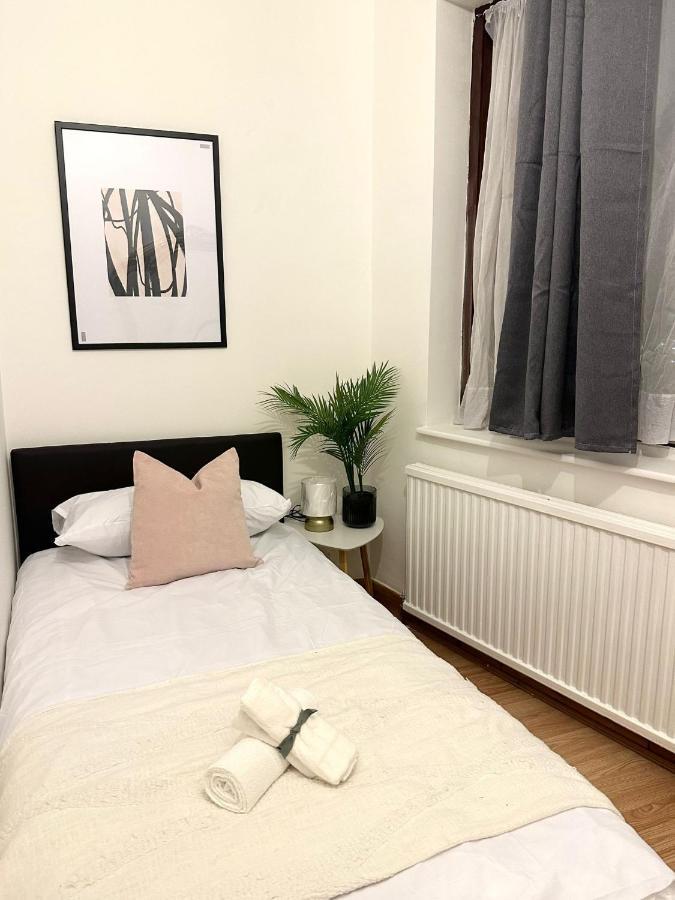 London Charm - Comfortable Room In Spacious House Exterior photo