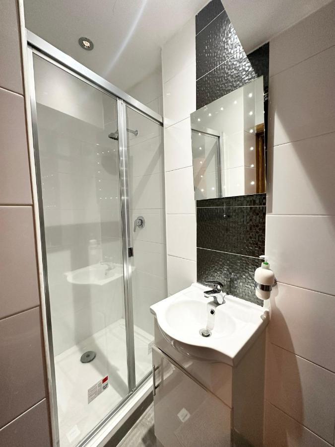 London Charm - Comfortable Room In Spacious House Exterior photo